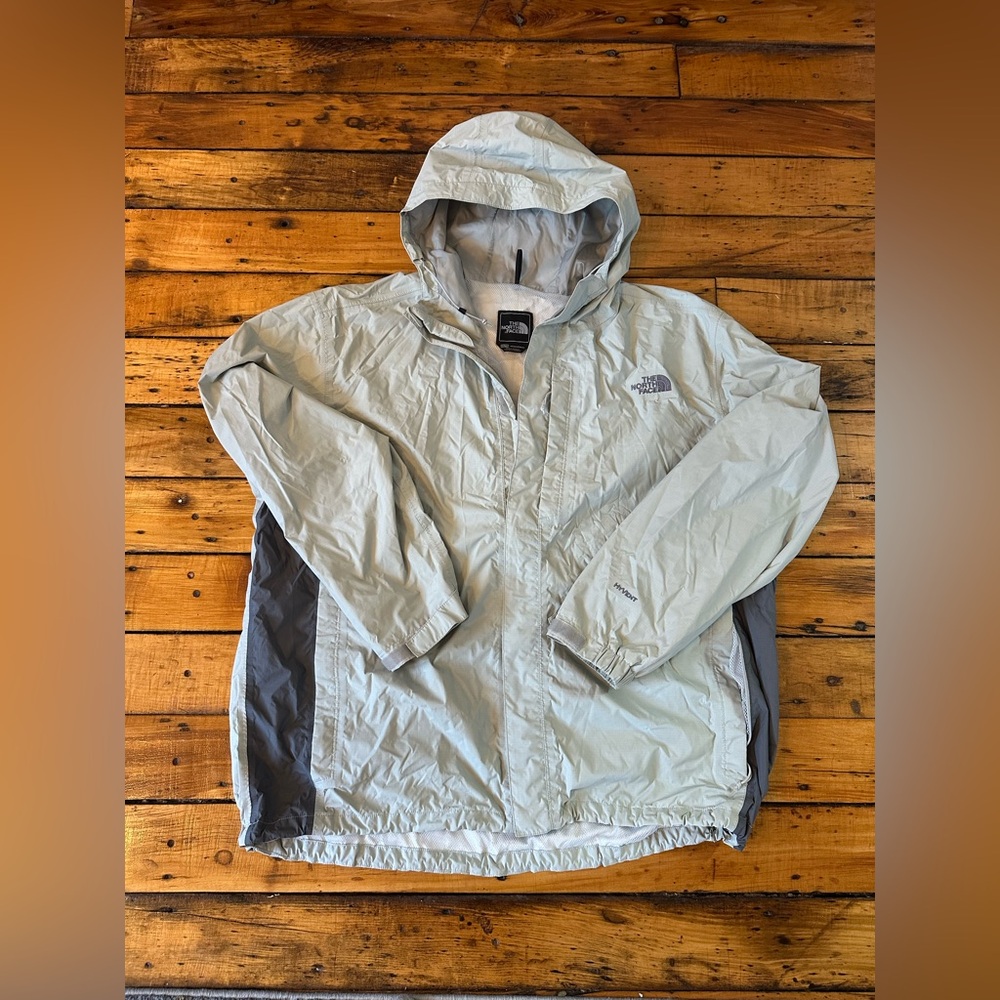 The North Face Men's Light Gray Raincoat